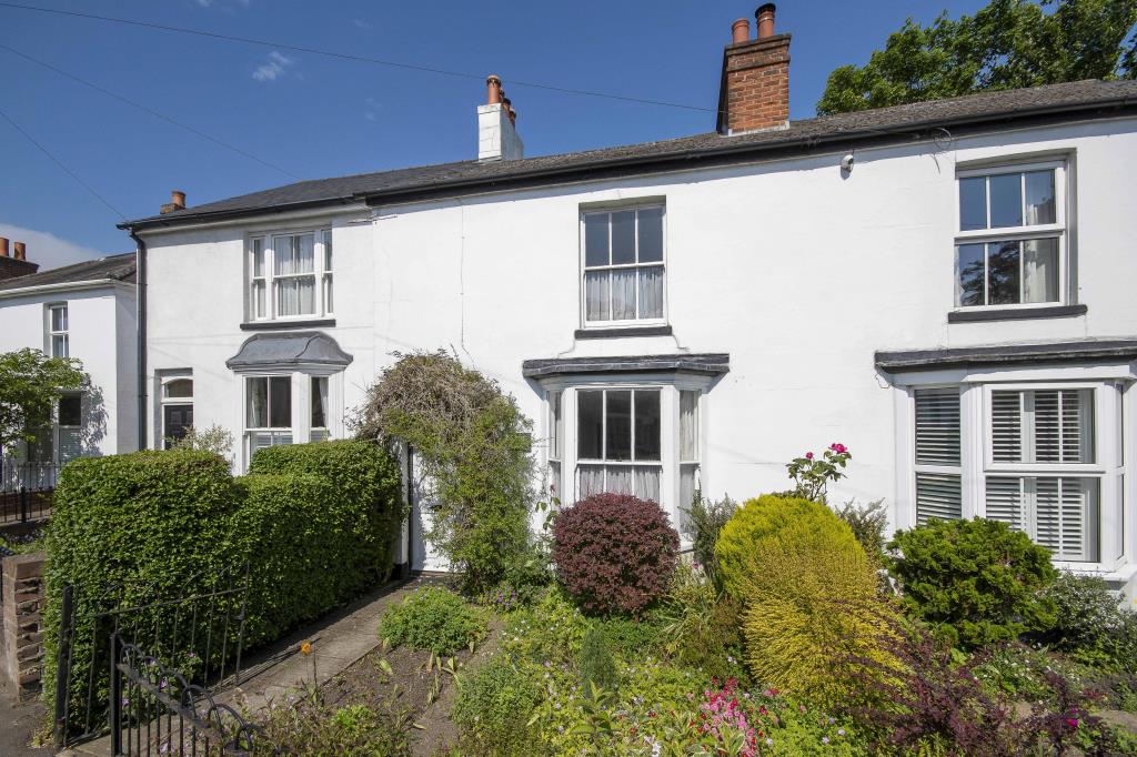 Lot: 164 - MID-TERRACE HOUSE FOR REPAIR - Front